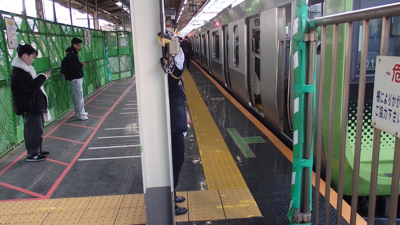 山手線新宿駅での女性車掌動作RT１