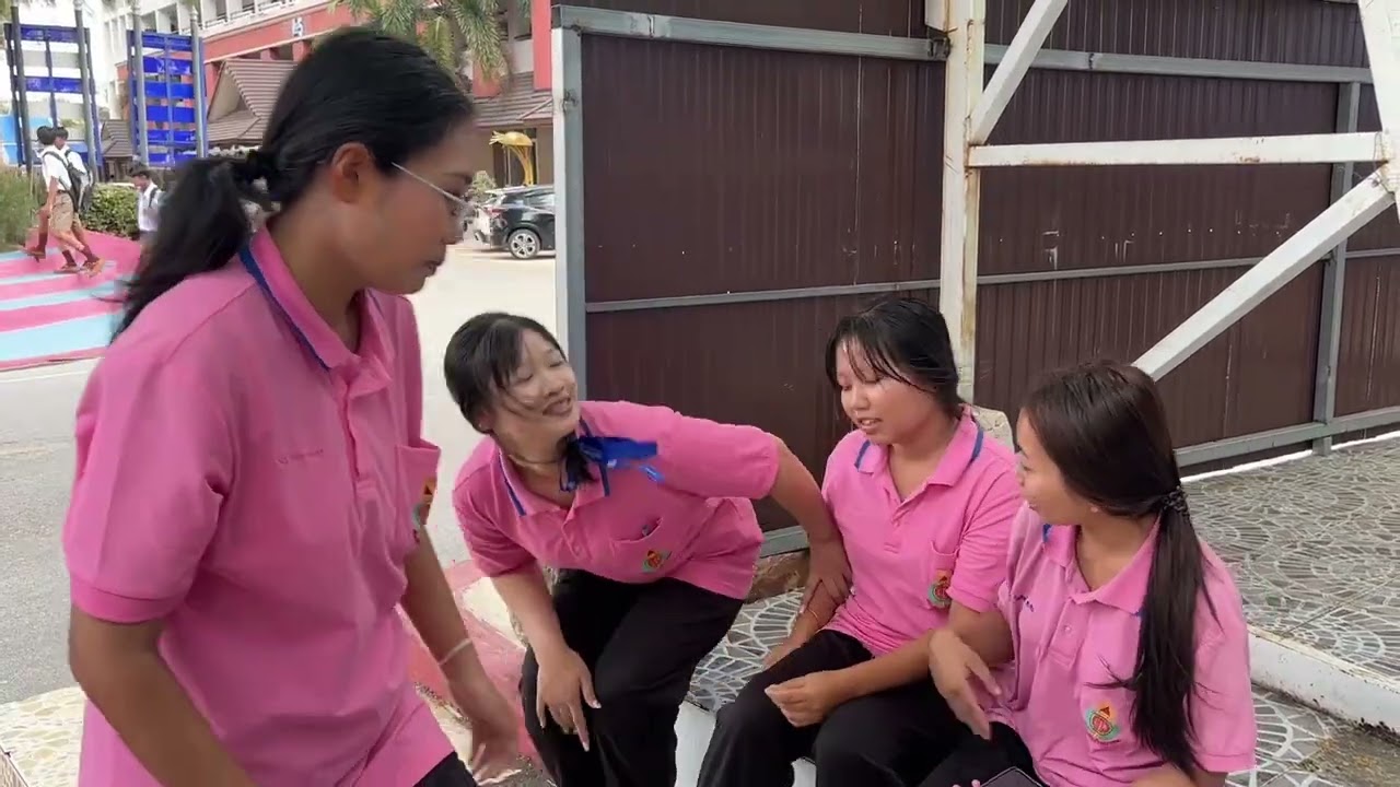 หนังสั้น เรื่องเพื่อนติดโทรศัพท์ไม่ยอมทำงาน ￼