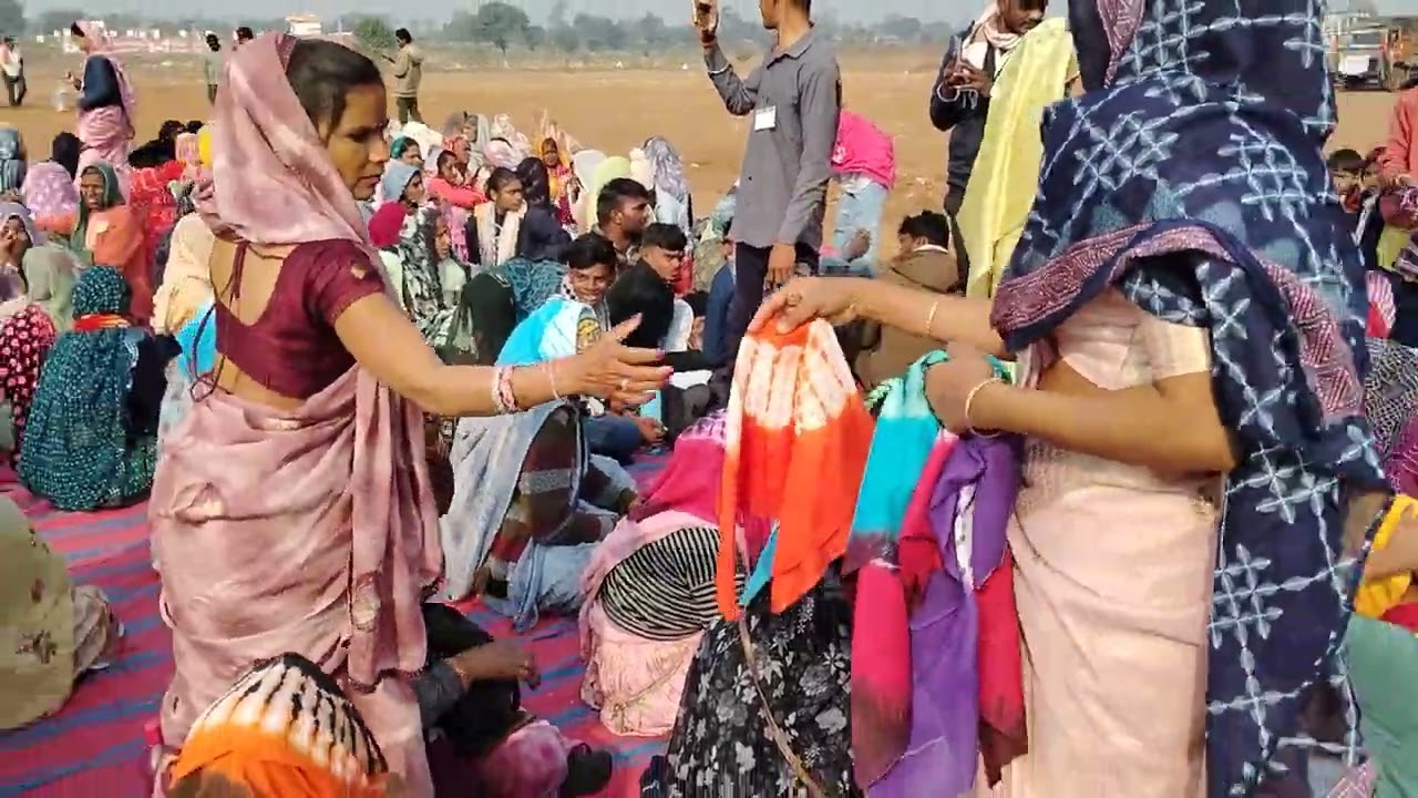 पैदल यात्रियों को रूमाल भेट कर स्वागत मल्ला नाथजी द्वारा झापादरा