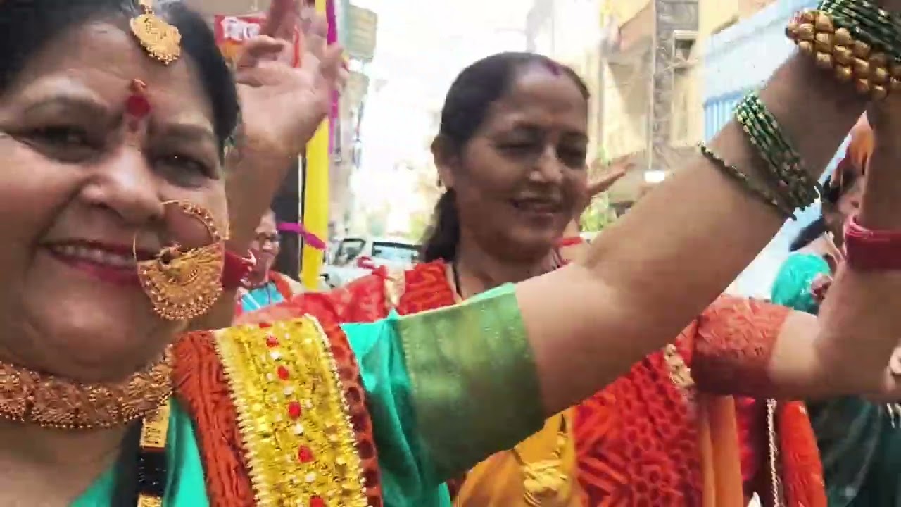 कलश यात्रा से पहले उत्तराखंड के संगीत में नृत्य करते भक्त 