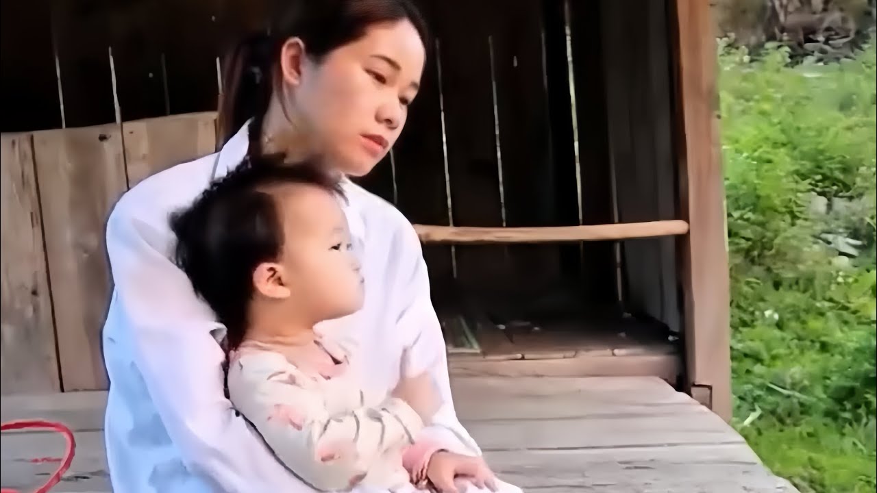 A 21-Year-Old Mother Wanders Around Looking for Food to Feed Her Hungry Baby