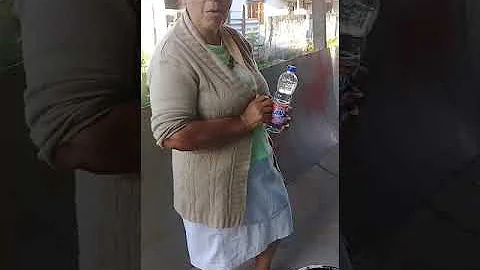 O que é bom para tirar piche do chinelo?