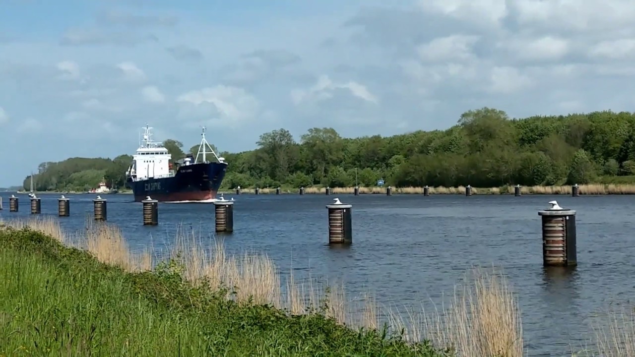 Nord-Ostsee-Kanal Mai 2020: Frachtschiffe und Fähre bei Fischerhütte - YouTube