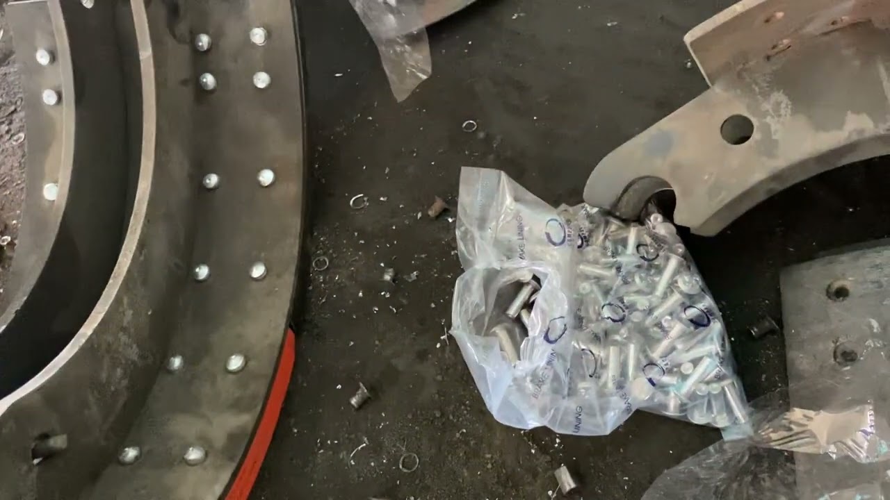 การย้ำผ้าเบรคใหม่ใน#รถบรรทุก #รถ10ล้อ