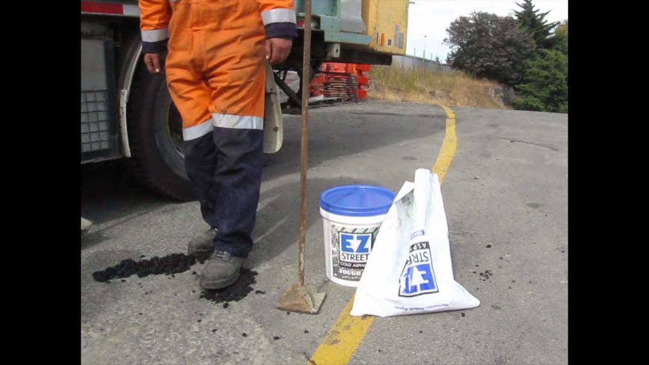 Fulton Hogan Wet Pothole Repair In New Zealand With EZ Street