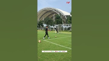 Cầu thủ U15 PVF bay người như "chim" khi được HLV tập luyện bắt bóng góc cao khung thành🧤