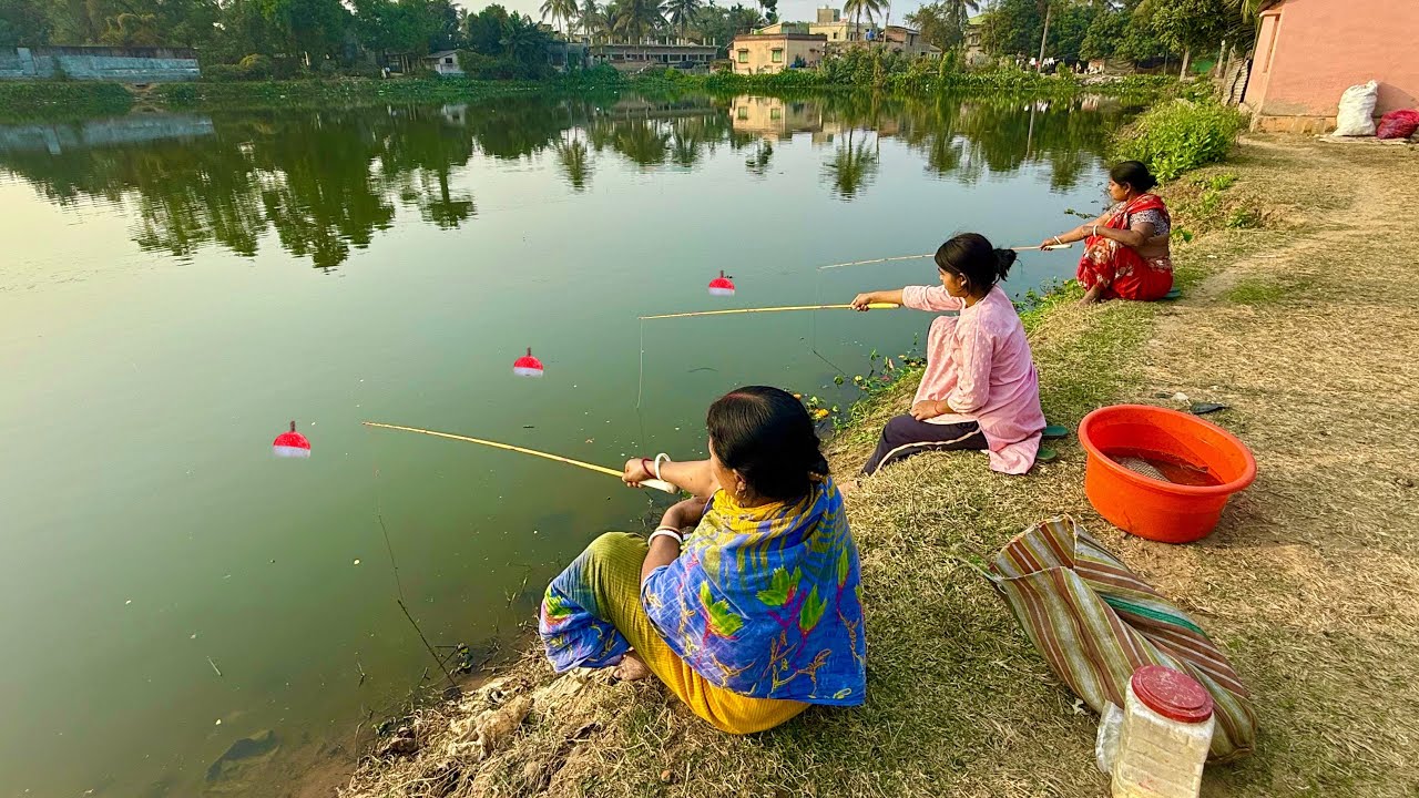 Fishing Video || Village lady know how to catch fish using all kinds of techniques || Hook fishing