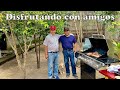 Cocinando en el patio carne asada con mis mejores amigos.