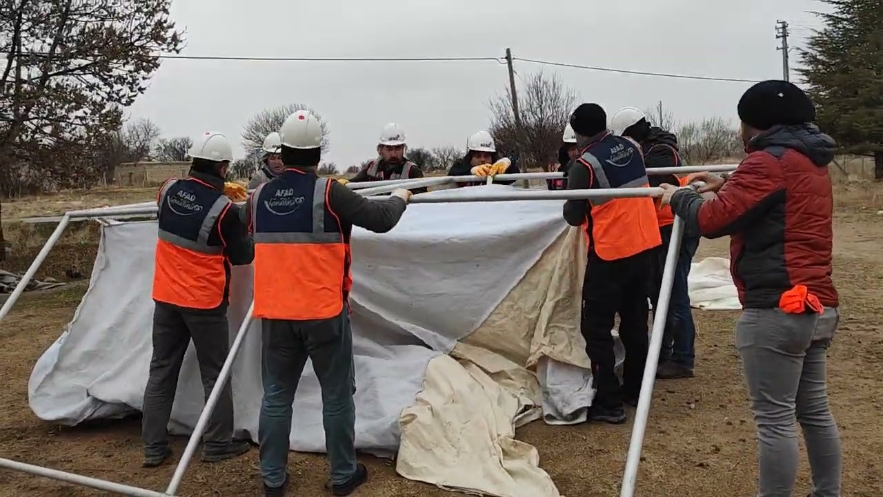 Niğde Gönüllü AFAD ekibi çadır kurulumu