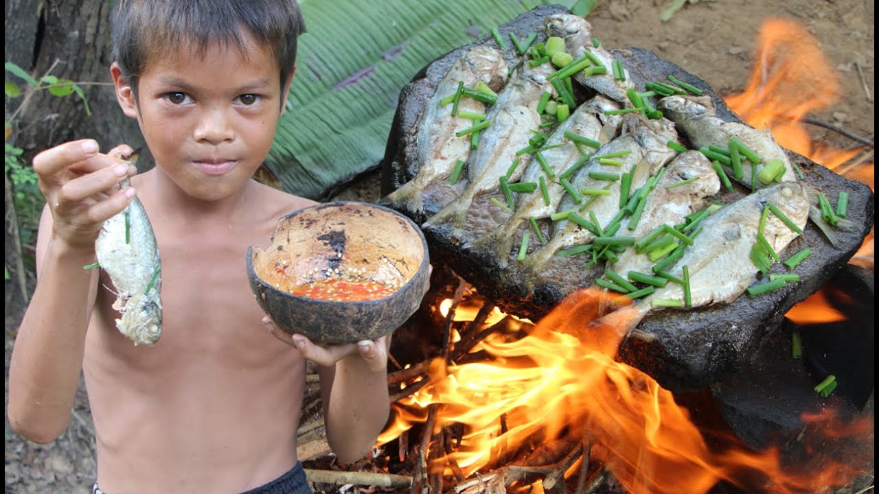 Primitive Eating Primitive Technology - Eating delicious - Cooking fish on a rock for ...