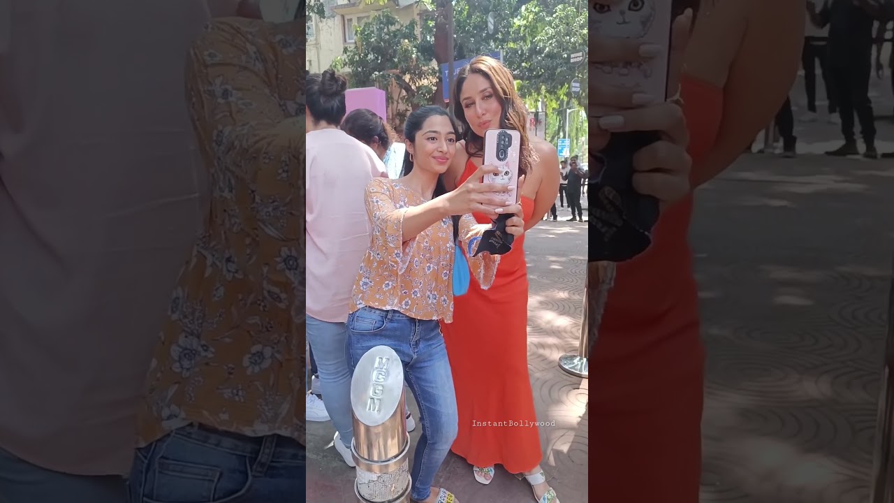 Uff That Pout 😍 Kareena Kapoor Clicks Selfie With A Fan