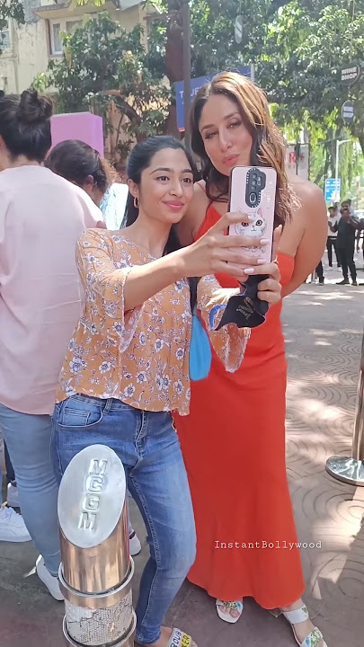 Uff That Pout 😍 Kareena Kapoor Clicks Selfie With A Fan