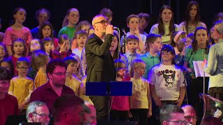 A Besançon, 180 enfants ont partagé la scène avec le chanteur Aldebert