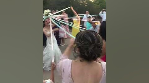 El ramo con listones para boda.. Excelente idea.