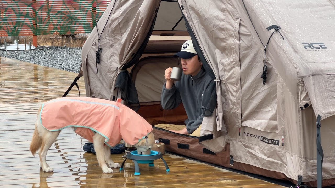 Соло лагерь на холме с видом на озеро наступающей весной