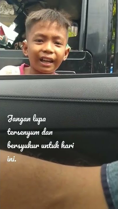 semangat...pengamen cilik di lampu merah.