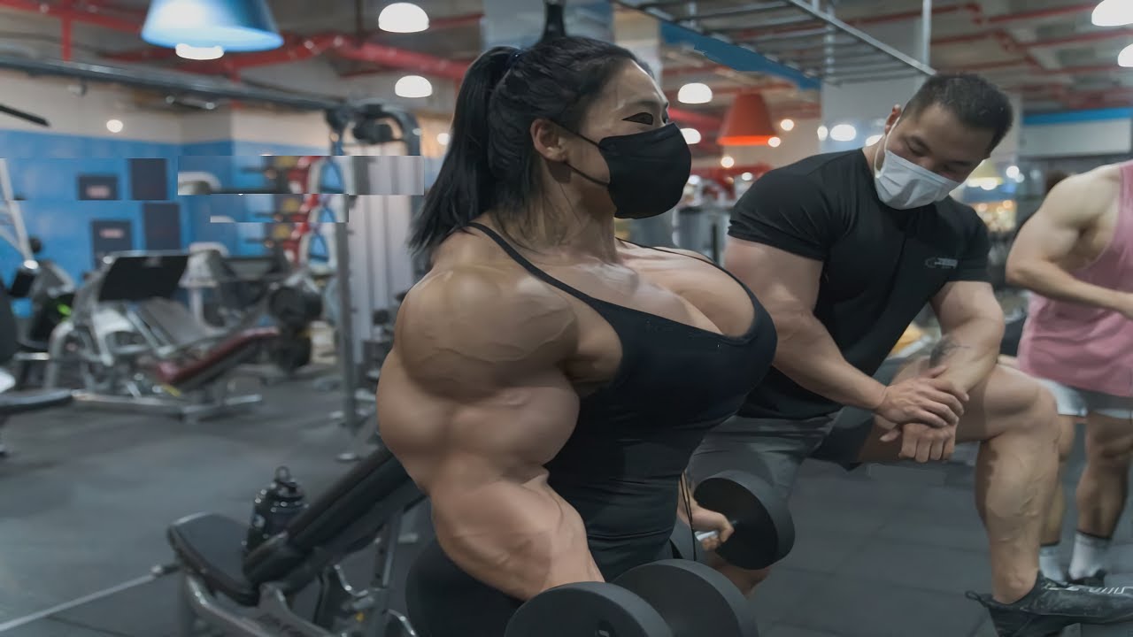 YOUNG FEMALE BODYBUILDER , S KINWIK - YouTube