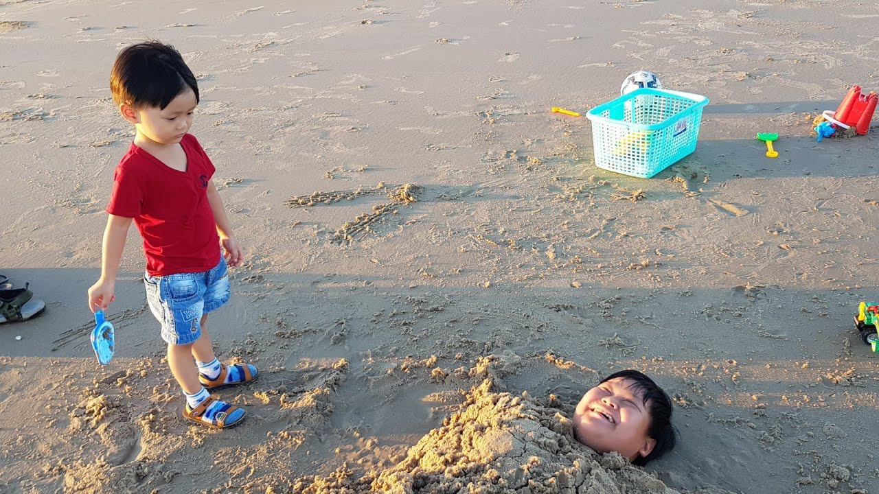 tro choi di tam bien New Update Trò Chơi Bắn Súng Nước ❤ Lấp Mình Dưới Cát ❤ Bé Đi Chơi Biển ❤ Kids Toy Media