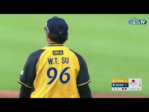 08/31 兄弟 vs 富邦 二局下，戴培峰擊出軟弱的滾地球帶有一分打點