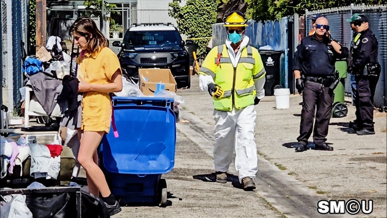 𝗖𝗟𝗘𝗔𝗥𝗜𝗡𝗚 𝗧𝗛𝗘 𝗪𝗔𝗬: LAPD Assists in Removing Encampment Gear During Homeless Sweep in Venice