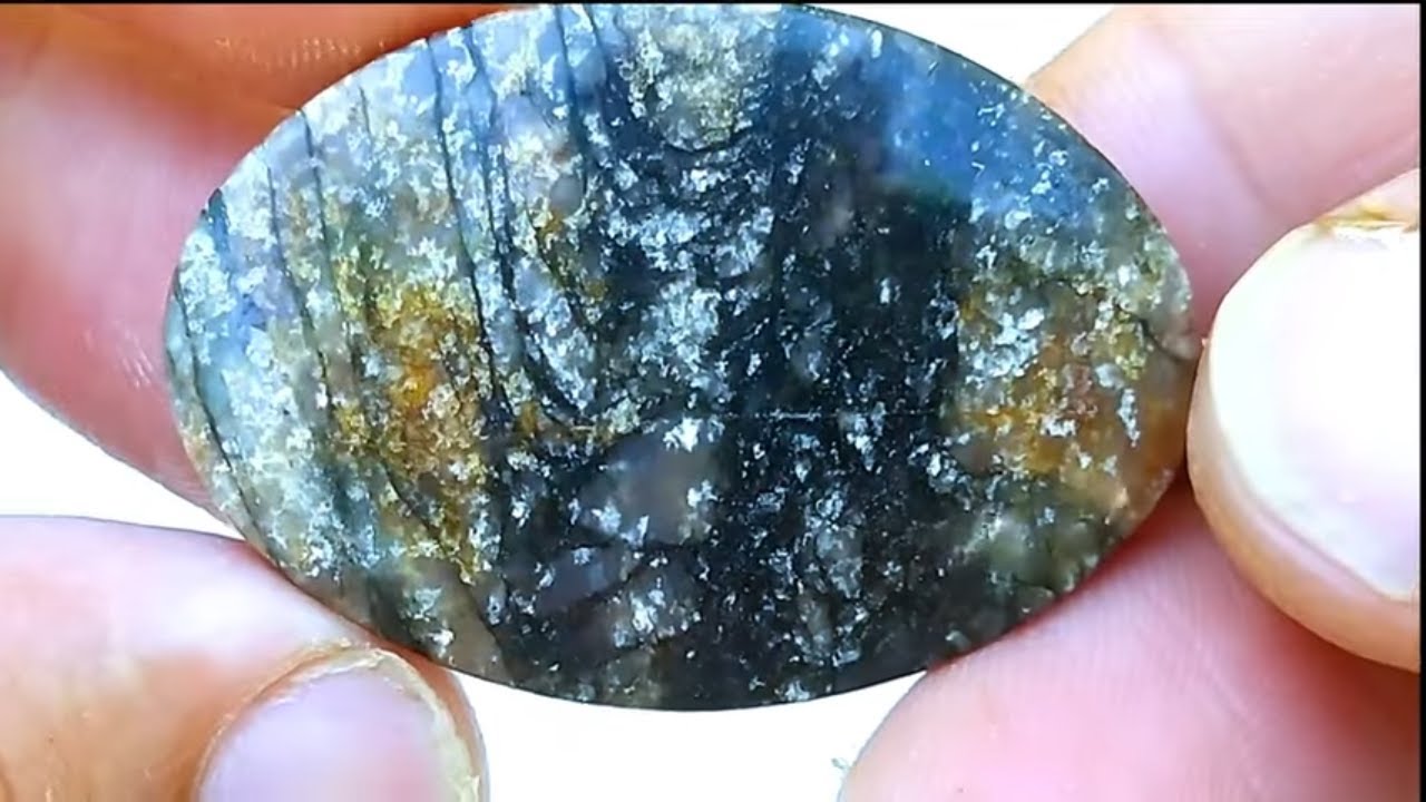 COMO UMA PEDRA FEIA FICOU ASSIM