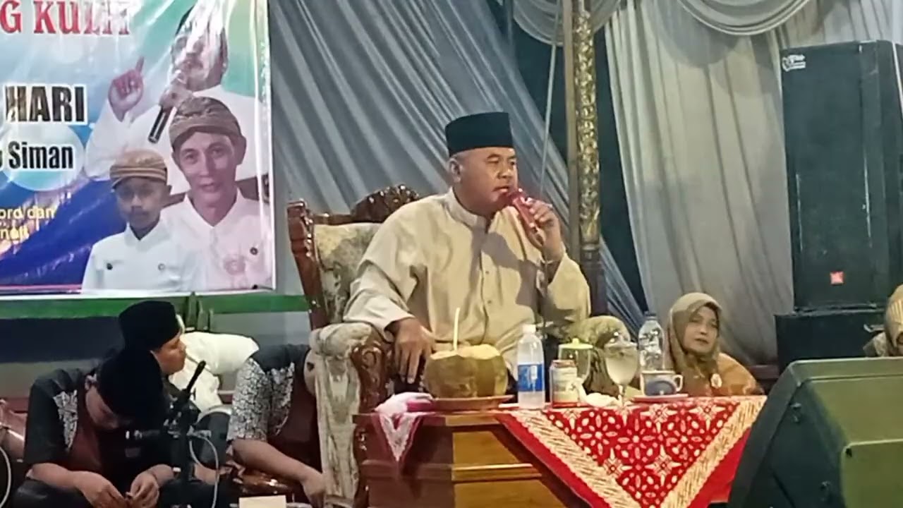 Sorotan 1.54.28 - 1.59.30 dari 🔴PENGAJIAN  UMUM DALAM RANGKA MEMPERINGATI 1000 HARI ALM.BPK.ATMO GIM