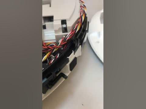 Робот пылесос ругается на сильное магнитное поле. - YouTube