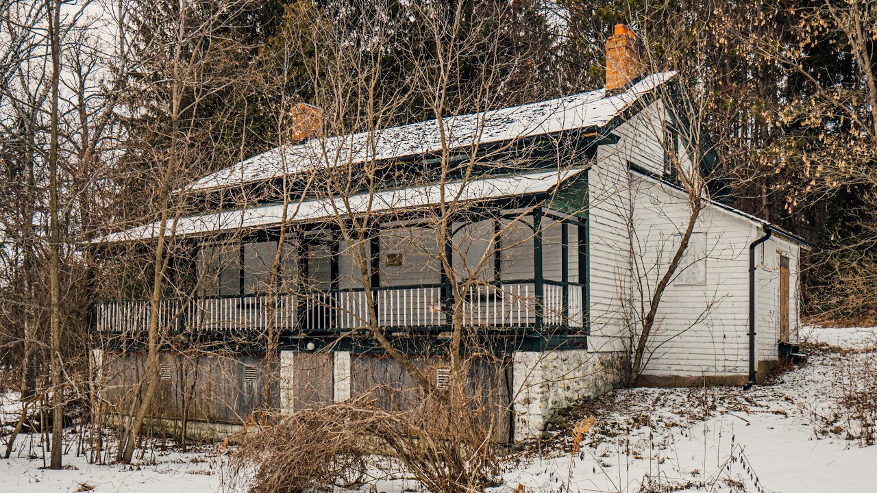 Я обнаружил этот заброшенный и забытый фермерский дом в георгианском стиле 1835 года постройки, к...
