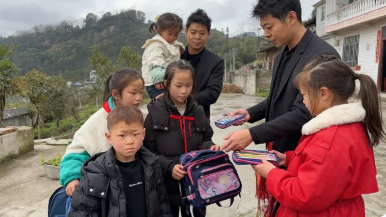 单亲爸爸独自带娃，感激会给孩子们买礼物，给足情绪价值！#农村生活