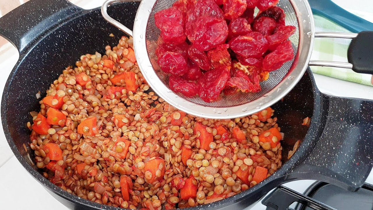 Bu İkilinin Uyumuna Hayran Olacaksınız! Lezzetli ve Kolay! Kuru Domatesli Mercimek Yemeği Tarifi
