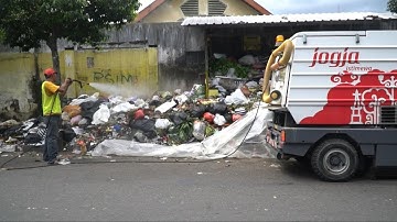 DUH, Sampah Numpuk, Dinas LH Semprot Disinfektan - NET YOGYA