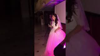 Карина Марцинкевич поёт песню своему любимому в день их свадьбы