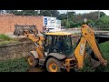 Retroescavadeira JCB 4CX numa limpeza