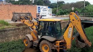 Retroescavadeira JCB 4CX numa limpeza