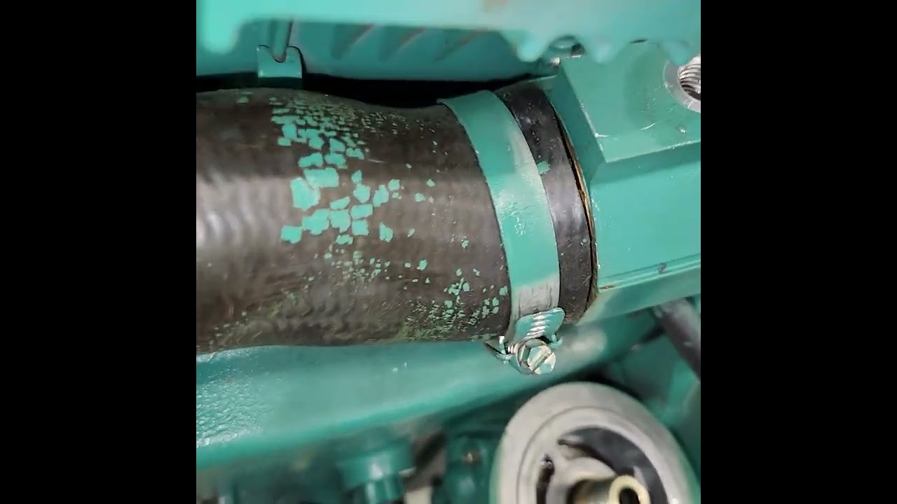 Снятие, установка и испытание под давлением топливного охладителя Volvo Penta D4 D6