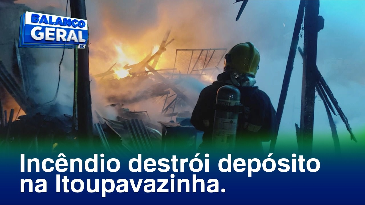 Incêndio destrói depósito ao lado de casa na Itoupava Central