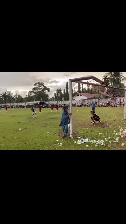Ibu-ibu masuk lapangan mengganggu konsentrasi kiper