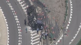 トレーラー横転１人けが 大阪、鉄の棒１４００本散乱