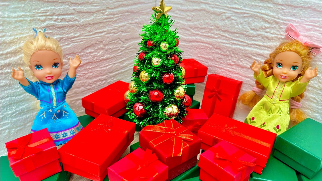 Малыши Эльза и Анна открывают свои рождественские подарки.