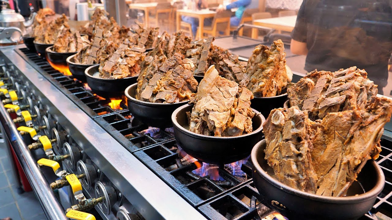제주  흑돈으로 만든 산더미 뼈해장국? 하루 500그릇 팔리는 해장국집/ Pork back-bone stew - Korean Street food