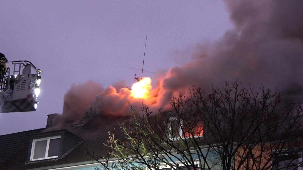 Großbrand in Essen🔥: Dachstuhl eines Mehrfamilienhauses in Flammen🚨