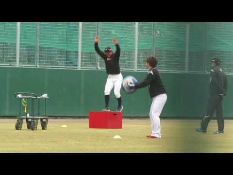 16.11.16　メディシンボール投げる松永　ロッテ浦和