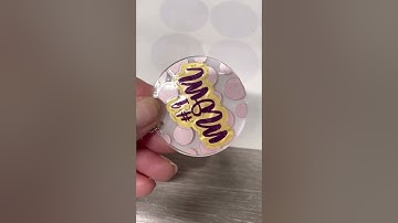 Using transparent vinyl to seal acrylic keychain designs