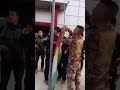 تنزيل علم اقليم كوردسان ورفع العلم العراقي فوق مبنى محافظة كركوك 