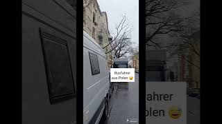 Genialny pomysł na szybką wyprowadzkę z wysokiego piętra kamienicy bez windy w Berlinie!