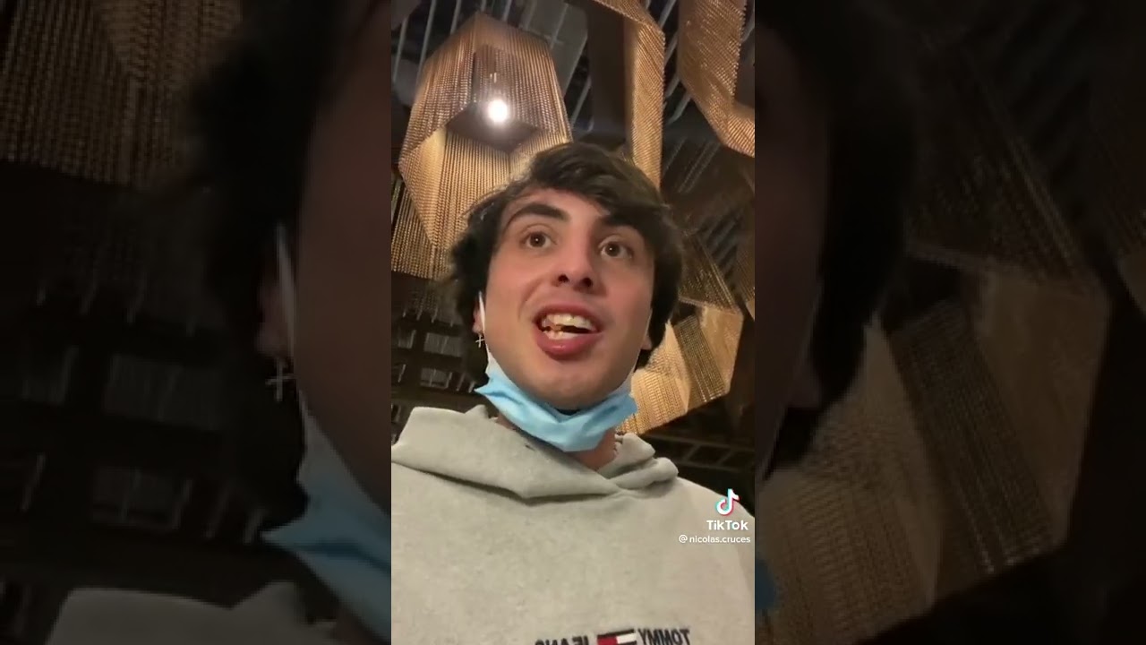 Comiendo en sala VIP del aeropuerto