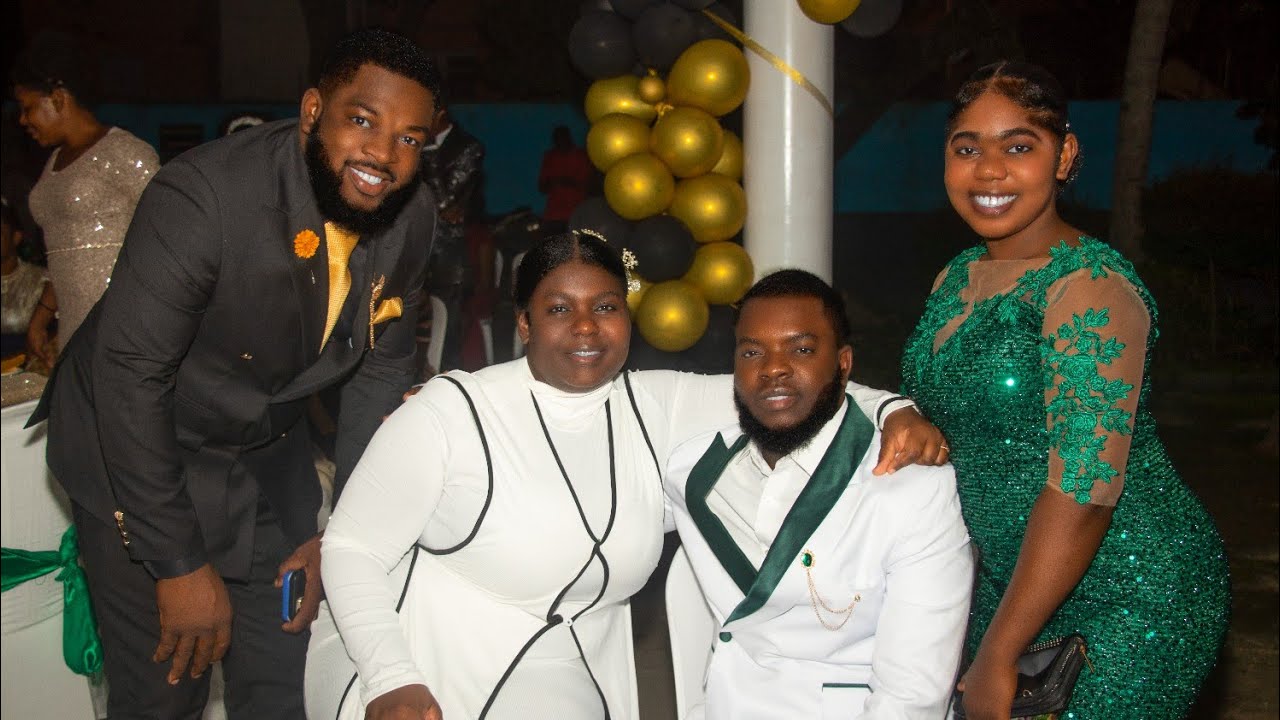 Приходите поиграть и посмеяться вместе с актрисами и актерами.