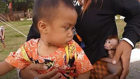 Baby Johnson & baby monkey Cola Mom rides a bike in a beautiful park - Children's Park