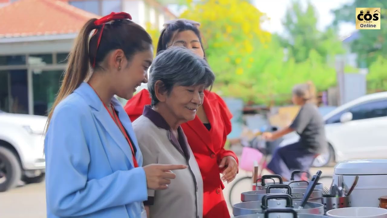 ผู้จัดการมาแย่งขึ้นรถมอไซวิน/เจอไอโฟน17ในกองผัก (ละครสั้น หนังสั้น) Cos หนังสั้น Online