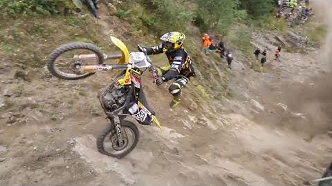 Lái xe moto địa hình leo dốc cực khủng.